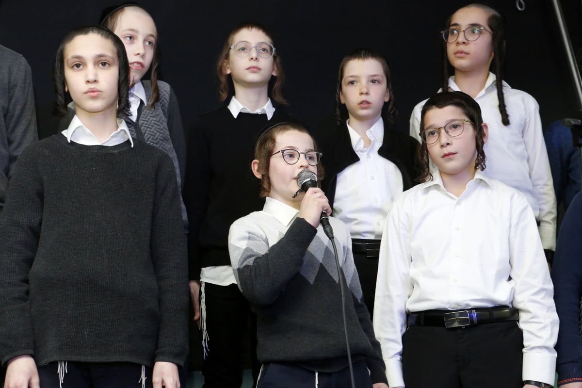 תלמידי 'ערלוי' קיבלו תעודות מהאדמו"ר • צפו