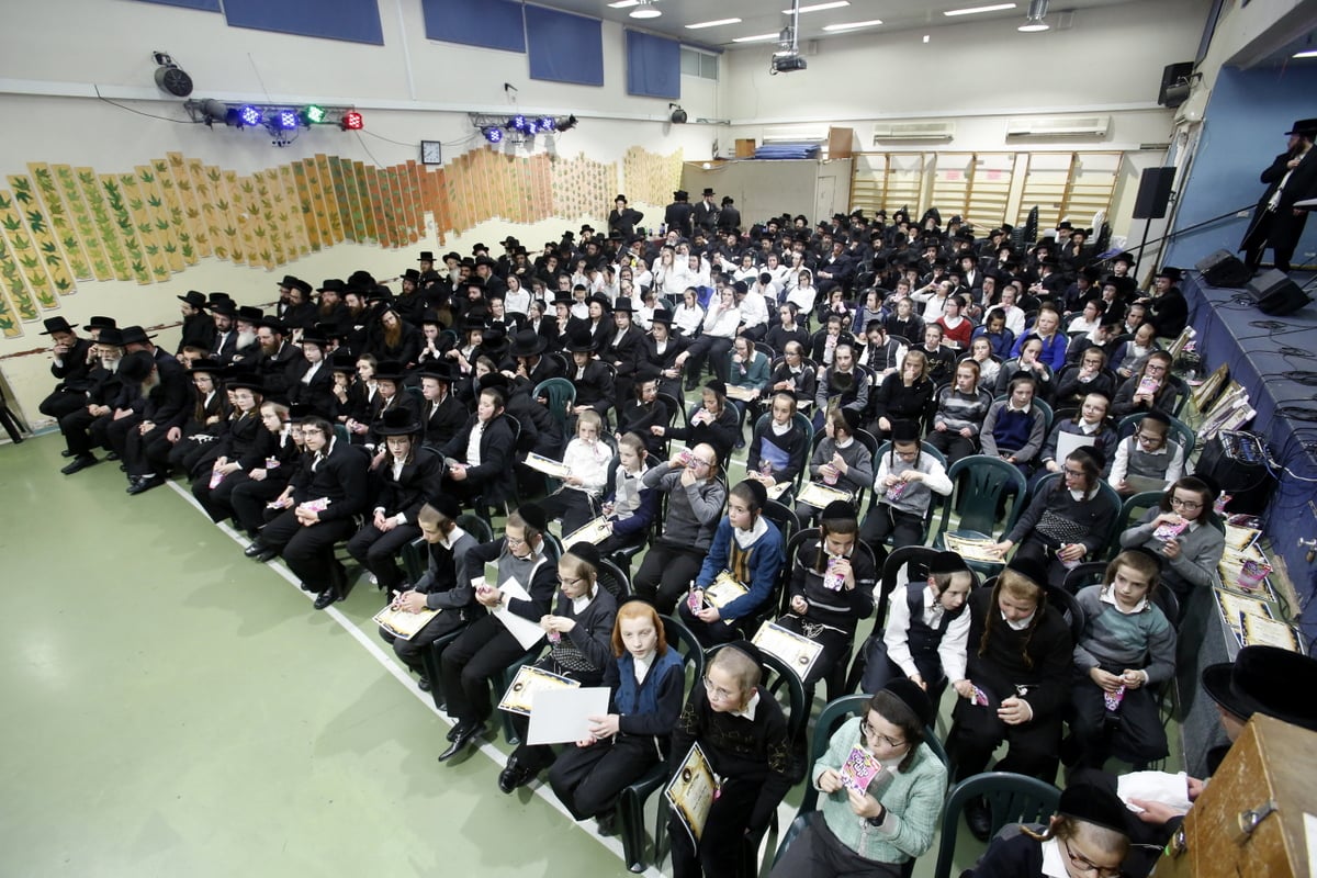 תלמידי 'ערלוי' קיבלו תעודות מהאדמו"ר • צפו