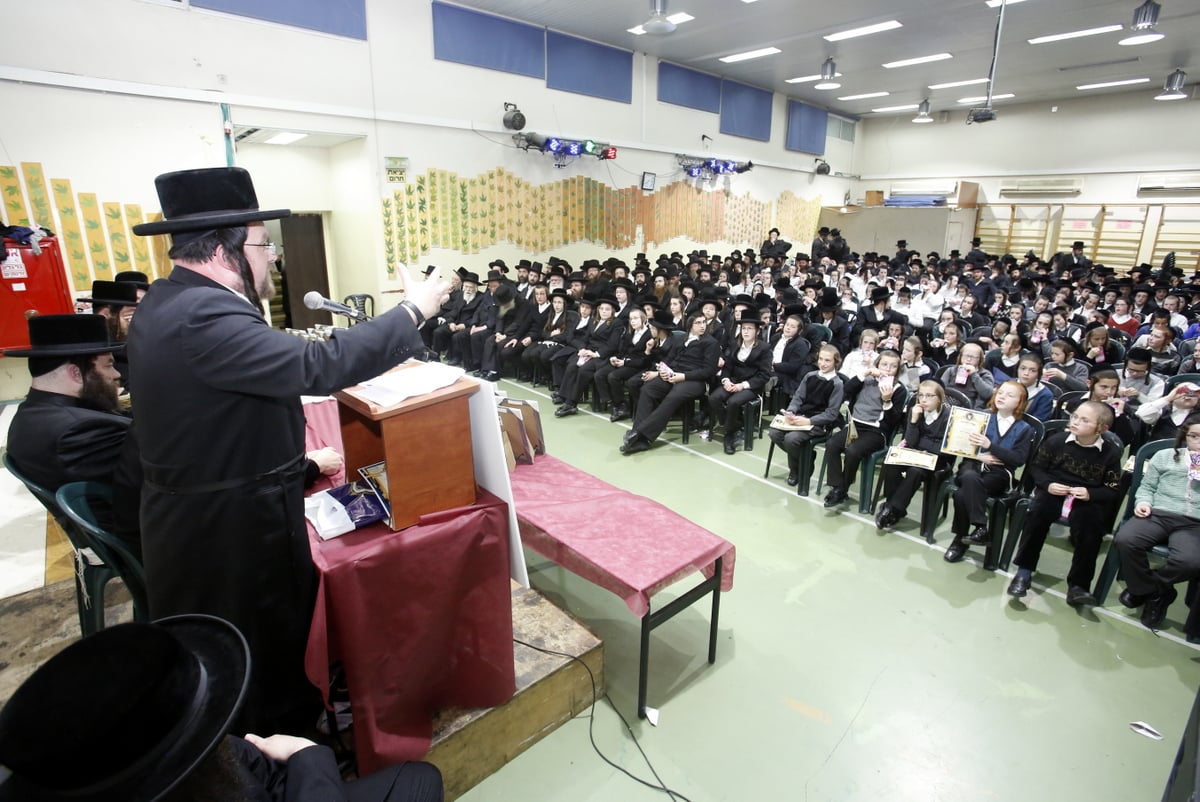 תלמידי 'ערלוי' קיבלו תעודות מהאדמו"ר • צפו