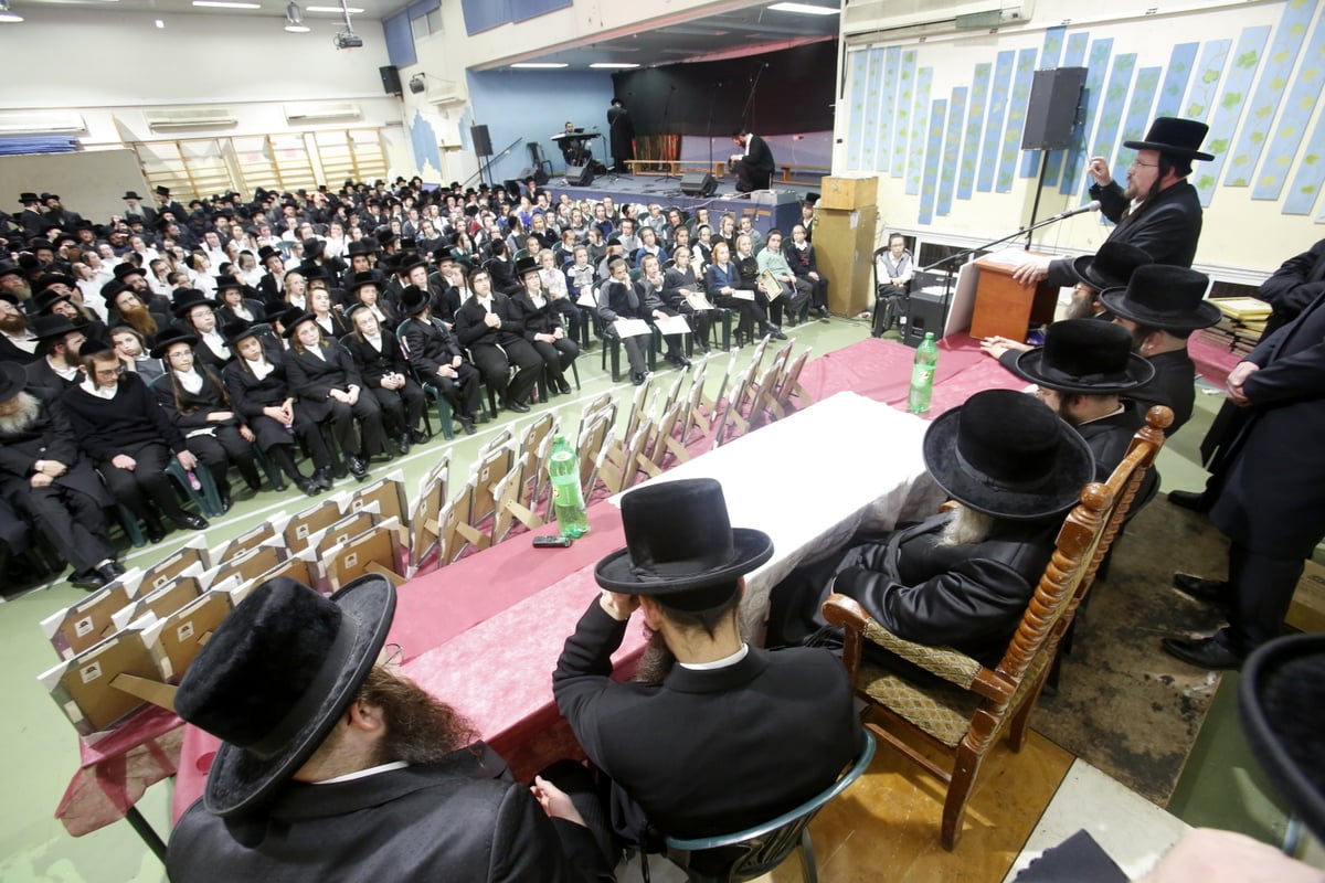 תלמידי 'ערלוי' קיבלו תעודות מהאדמו"ר • צפו