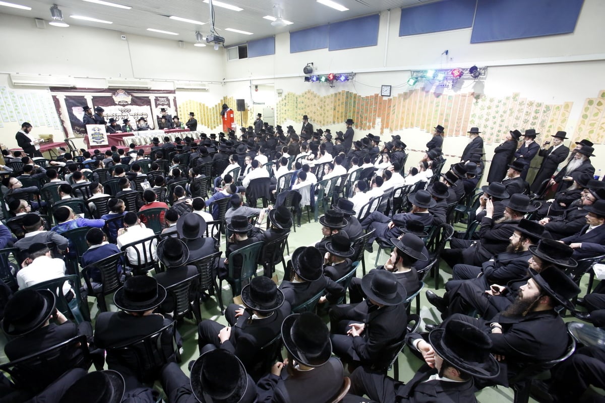 תלמידי 'ערלוי' קיבלו תעודות מהאדמו"ר • צפו