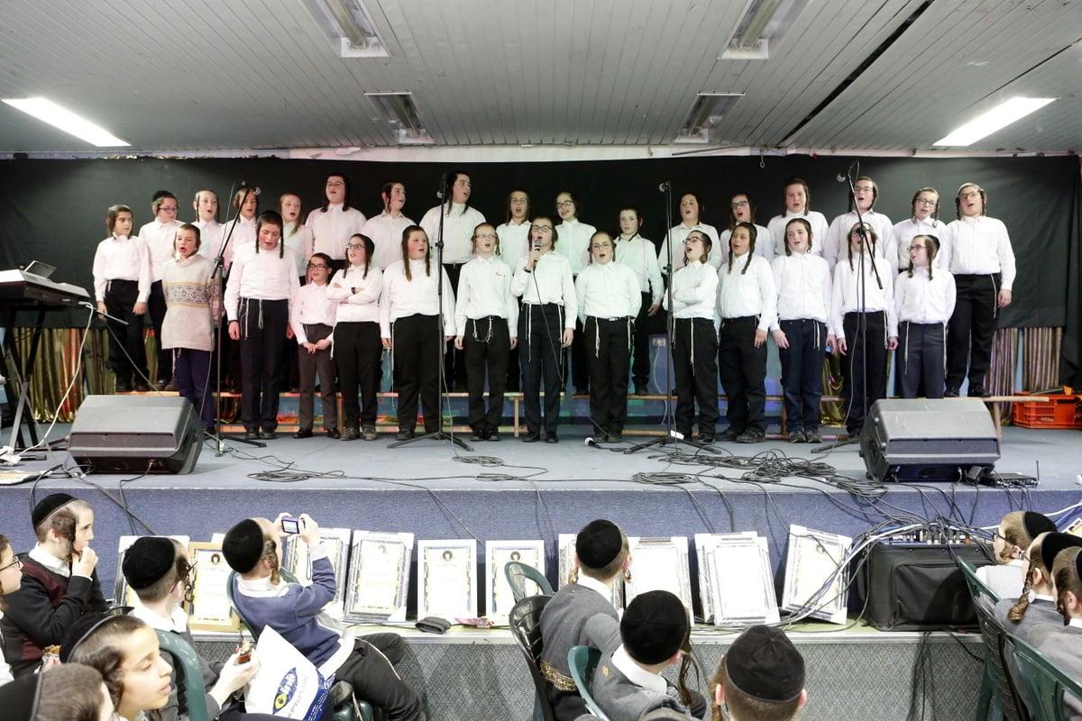 תלמידי 'ערלוי' קיבלו תעודות מהאדמו"ר • צפו