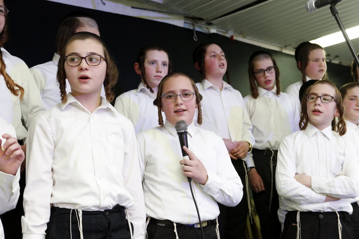 תלמידי 'ערלוי' קיבלו תעודות מהאדמו"ר • צפו