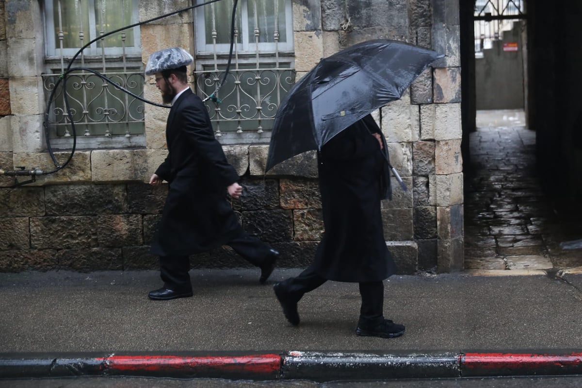 כך התמודדו במאה שערים עם הגשמים. צפו