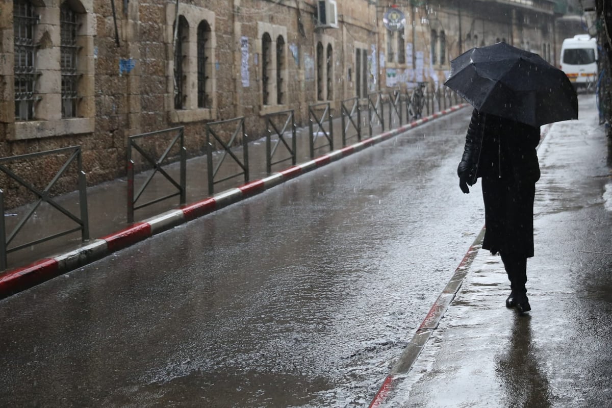 כך התמודדו במאה שערים עם הגשמים. צפו