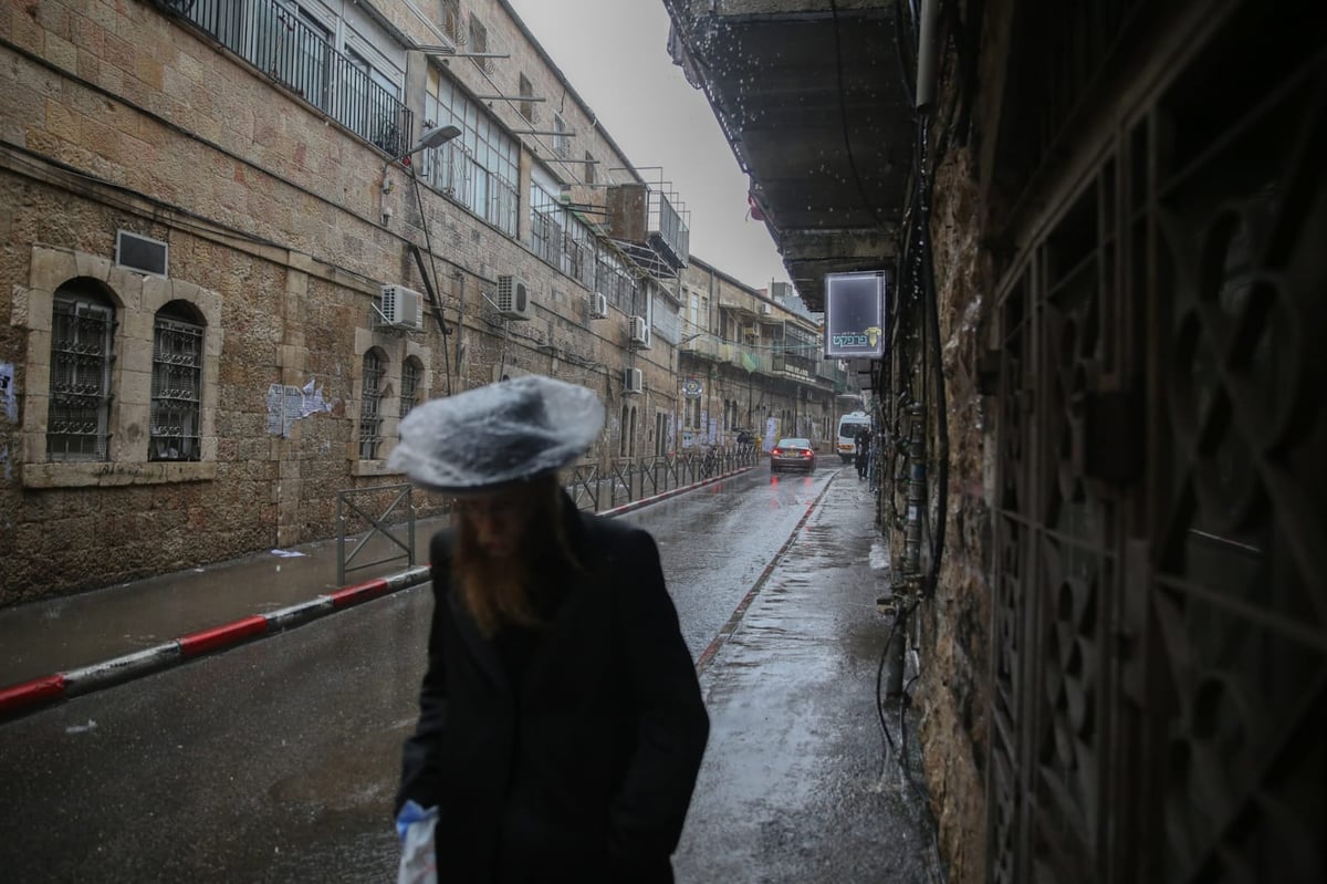 כך התמודדו במאה שערים עם הגשמים. צפו