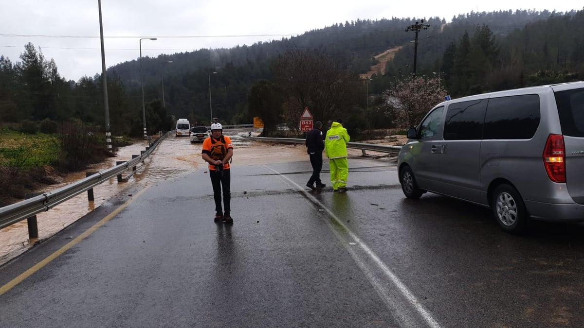 מיניבוס נלכד בזרם מים; ארבעה נוסעים חולצו. צפו