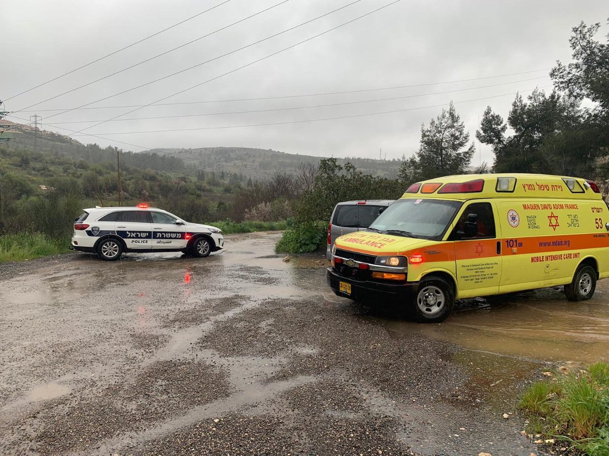 הנהג נסחף עם רכבו וחולץ בתום דרמה. צפו