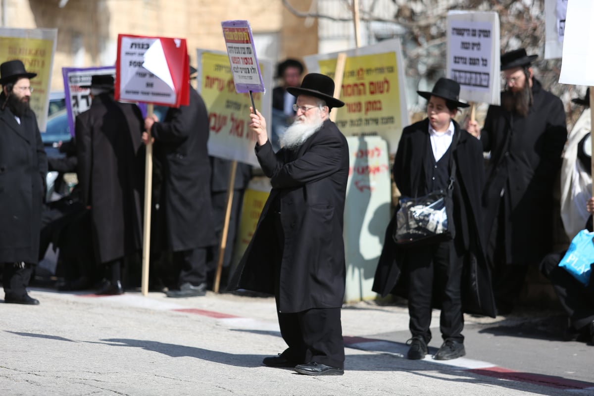 תיעוד: הקיצוניים הפגינו מול לשכת הגיוס