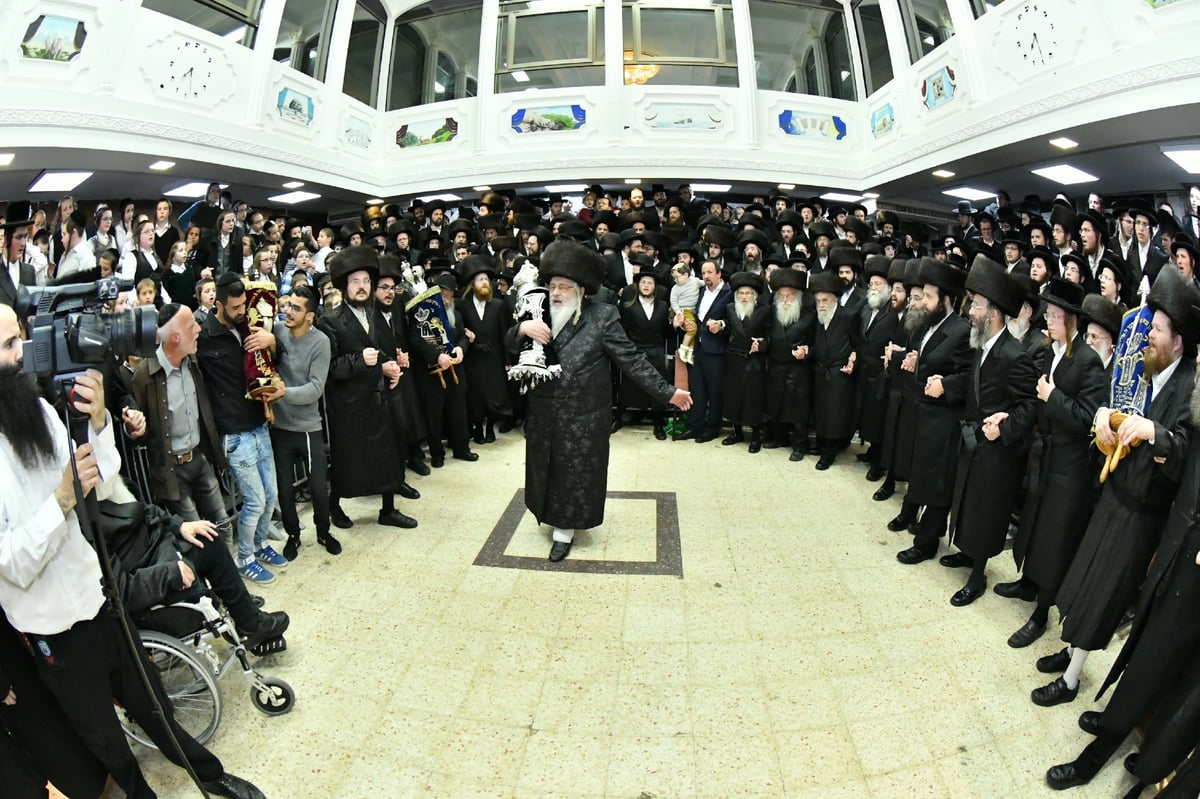 שמחת הכנסת ספר תורה בשומרי אמונים. תיעוד