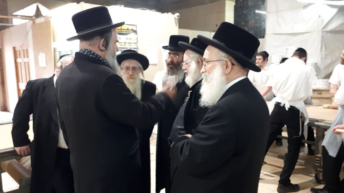 דייני 'העדה' אפו מצות וביקרו אצל האדמו"ר