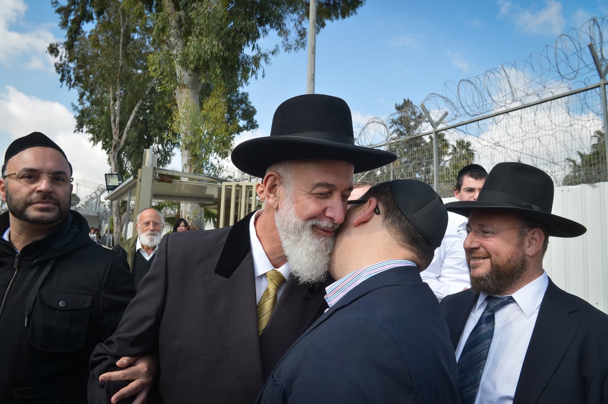 הרב יונה מצגר ביציאתו מהכלא: "ברוך מתיר אסורים"