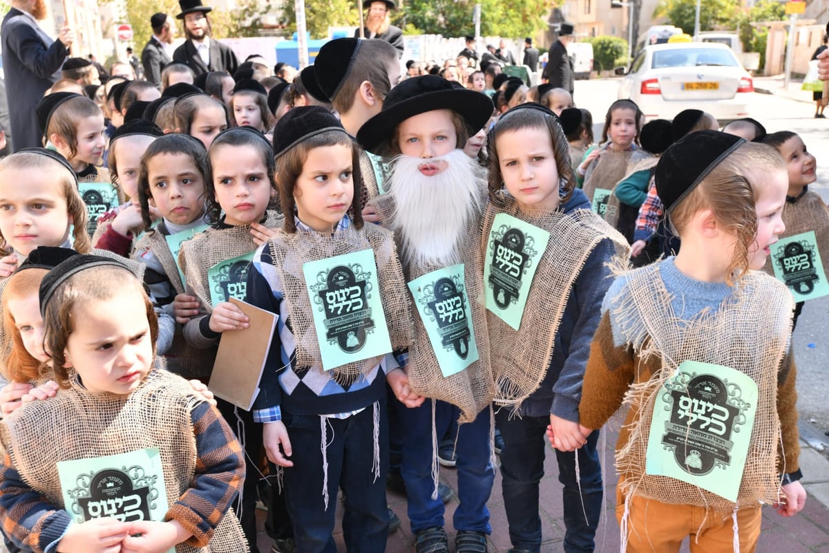 התחפושת של ילדי סאטמר: קנאים לבושי שק נגד הבחירות