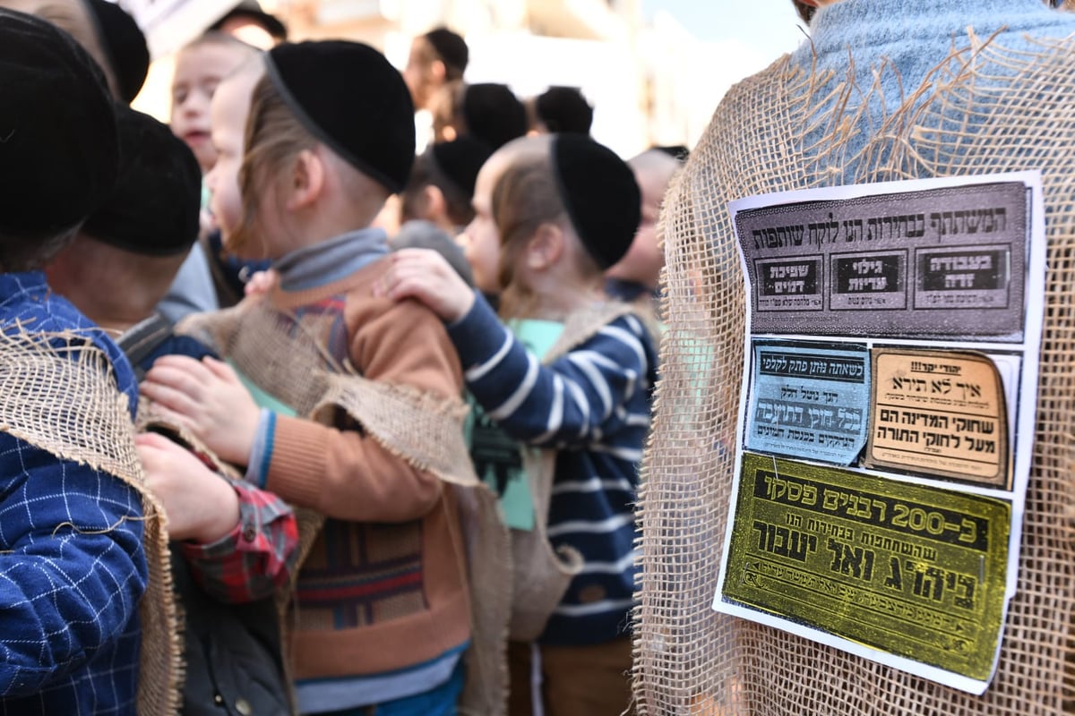 התחפושת של ילדי סאטמר: קנאים לבושי שק נגד הבחירות