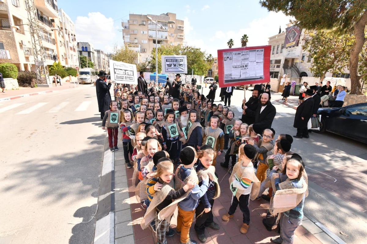 התחפושת של ילדי סאטמר: קנאים לבושי שק נגד הבחירות