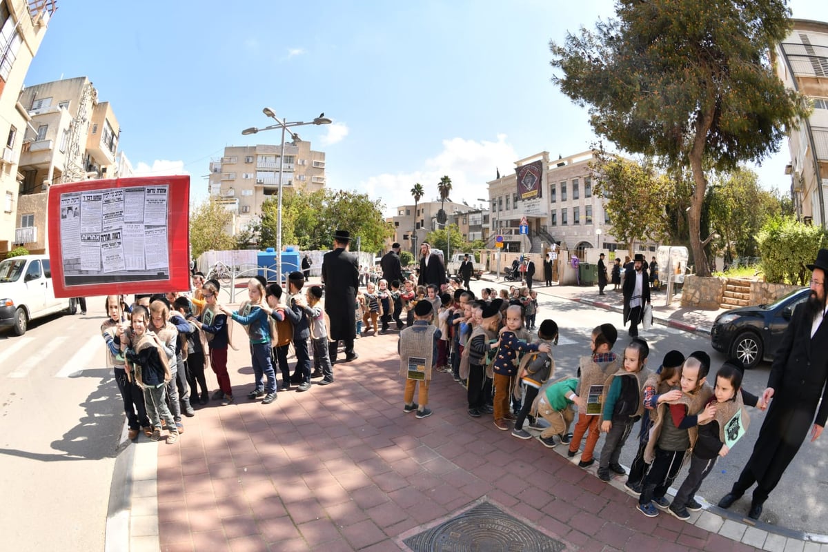 התחפושת של ילדי סאטמר: קנאים לבושי שק נגד הבחירות