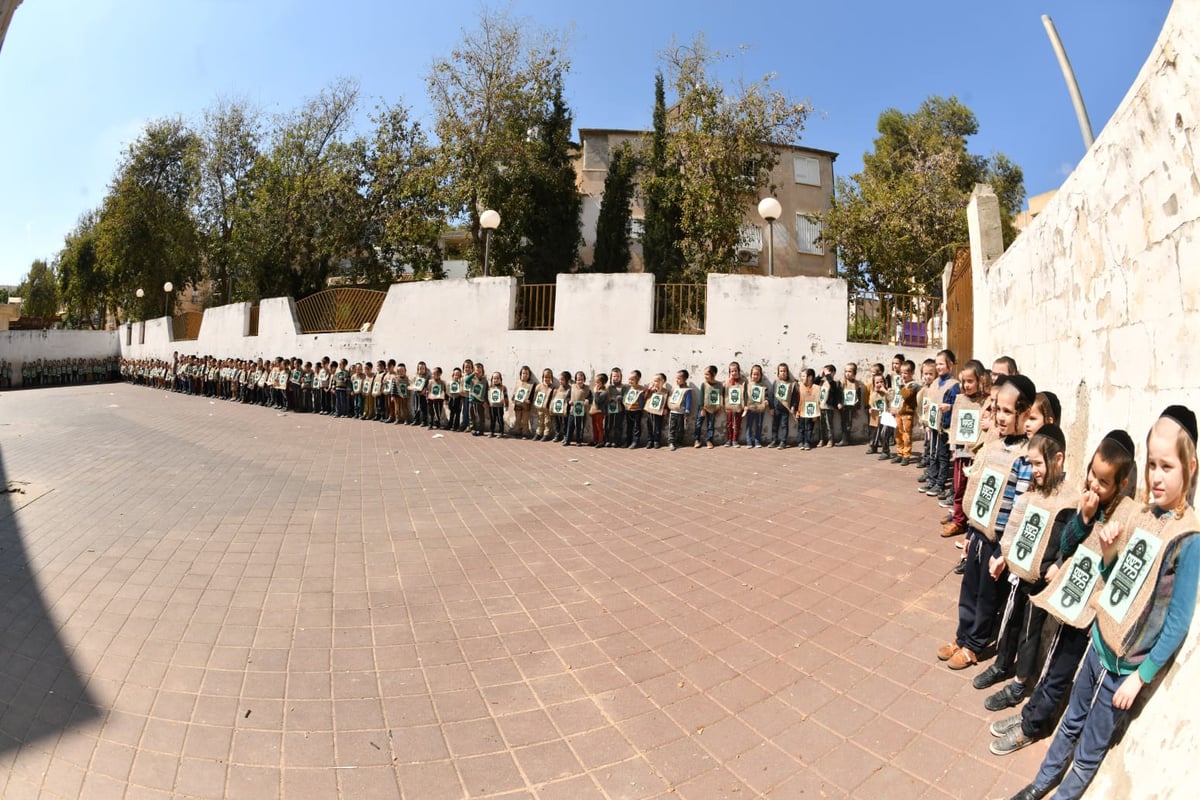 התחפושת של ילדי סאטמר: קנאים לבושי שק נגד הבחירות