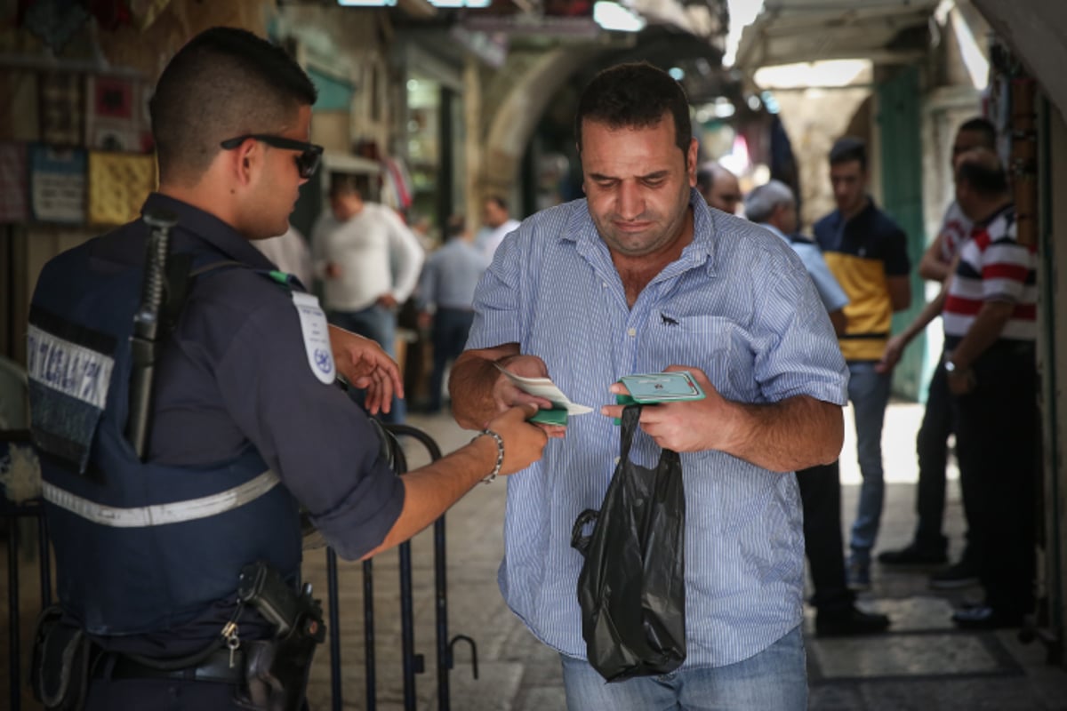 שוטר דורש תעודה מזהה