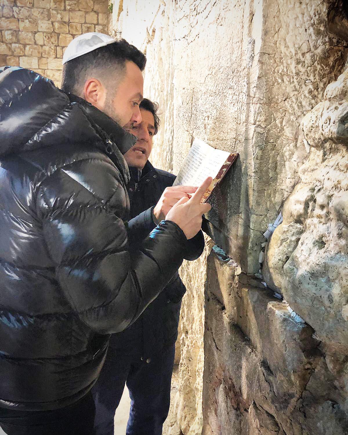 חצות לילה בכותל: הזמר ליאור נרקיס בתפילה