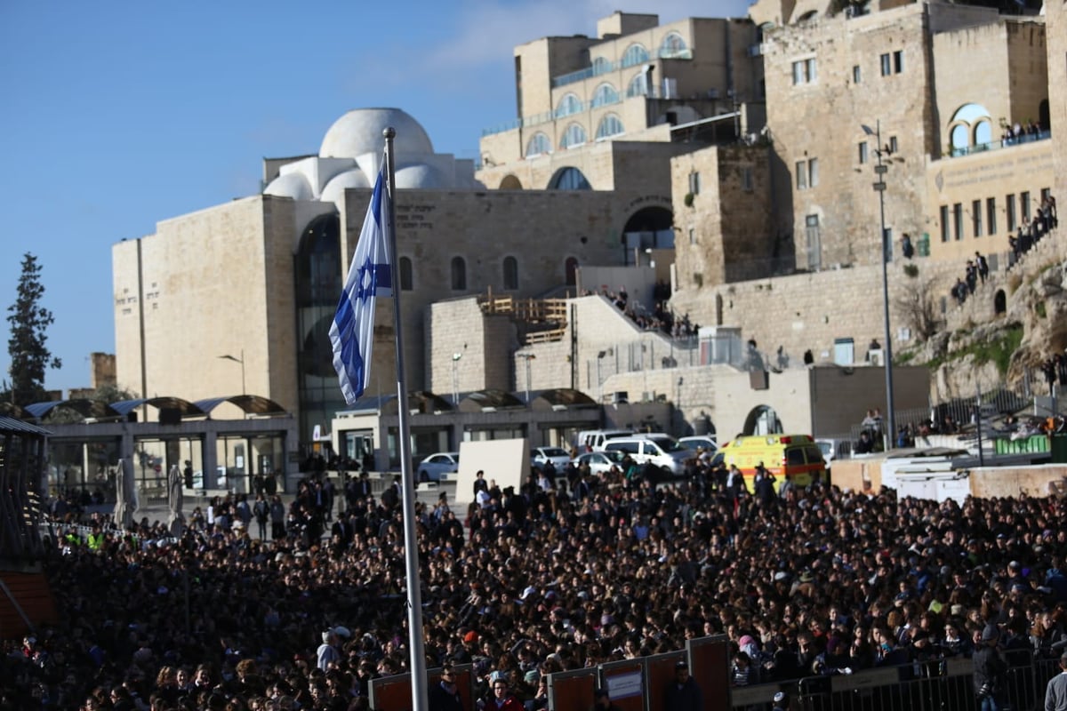 אלפים רבים הגיעו לתפילה בכותל: כנגד נשות הפרובוקציה