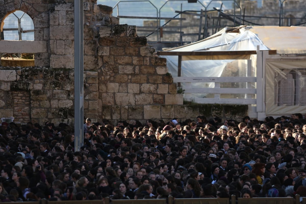 אלפים רבים הגיעו לתפילה בכותל: כנגד נשות הפרובוקציה