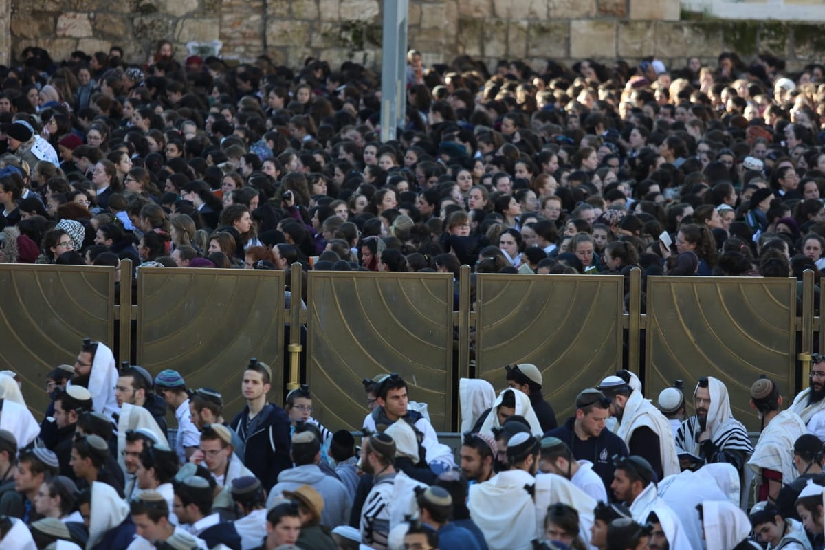 אלפים רבים הגיעו לתפילה בכותל: כנגד נשות הפרובוקציה