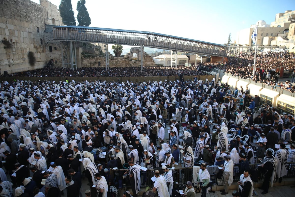 אלפים רבים הגיעו לתפילה בכותל: כנגד נשות הפרובוקציה