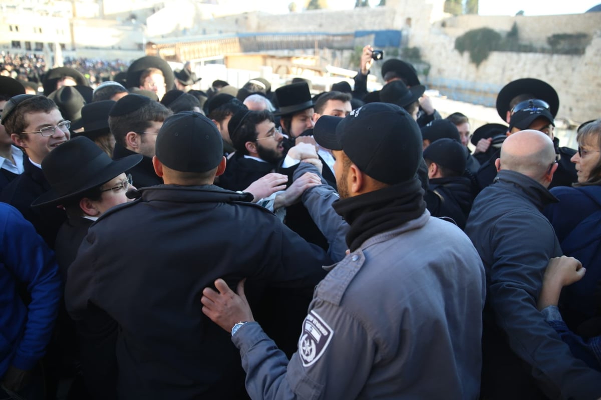 אלפים רבים הגיעו לתפילה בכותל: כנגד נשות הפרובוקציה