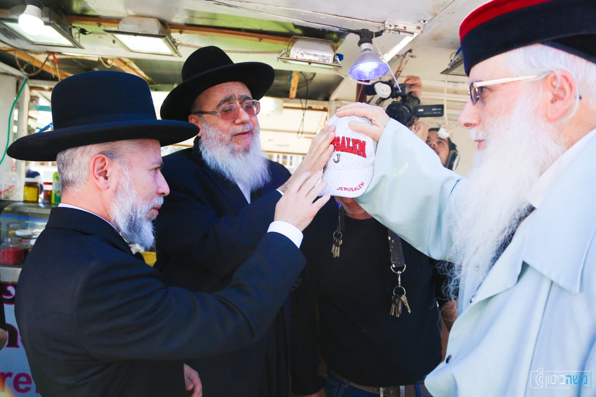 בטיילת בטבריה; הרבנים הפתיעו את ראש העיר רון קובי