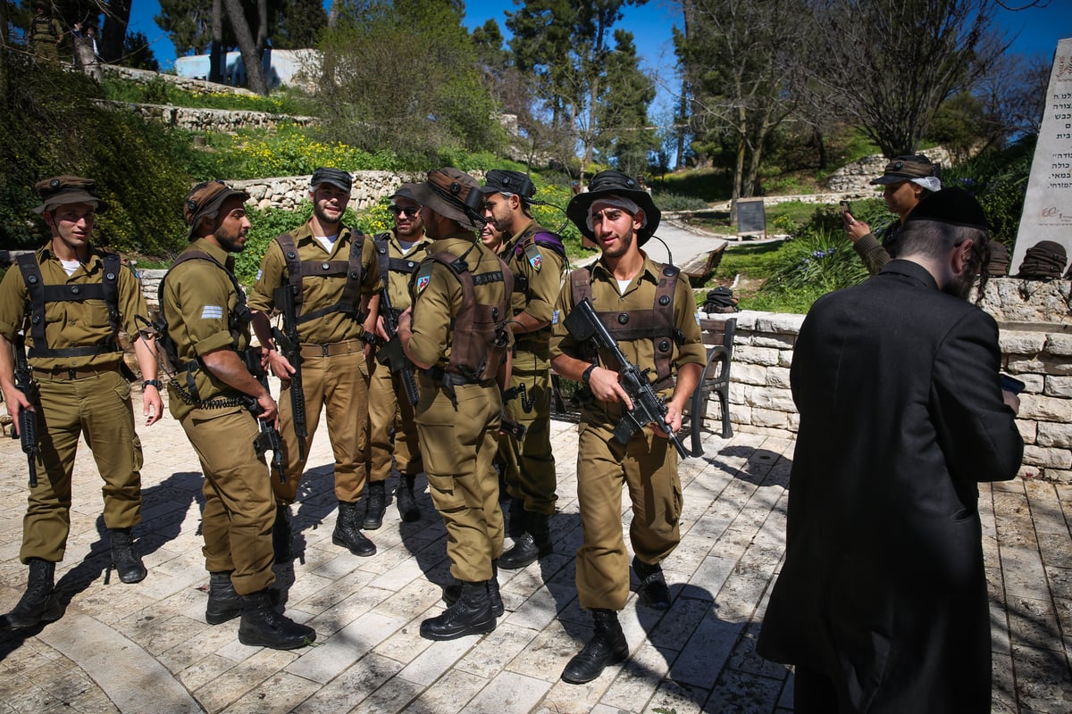 שישי, בעיר העתיקה בצפת: חיילים ונגנים