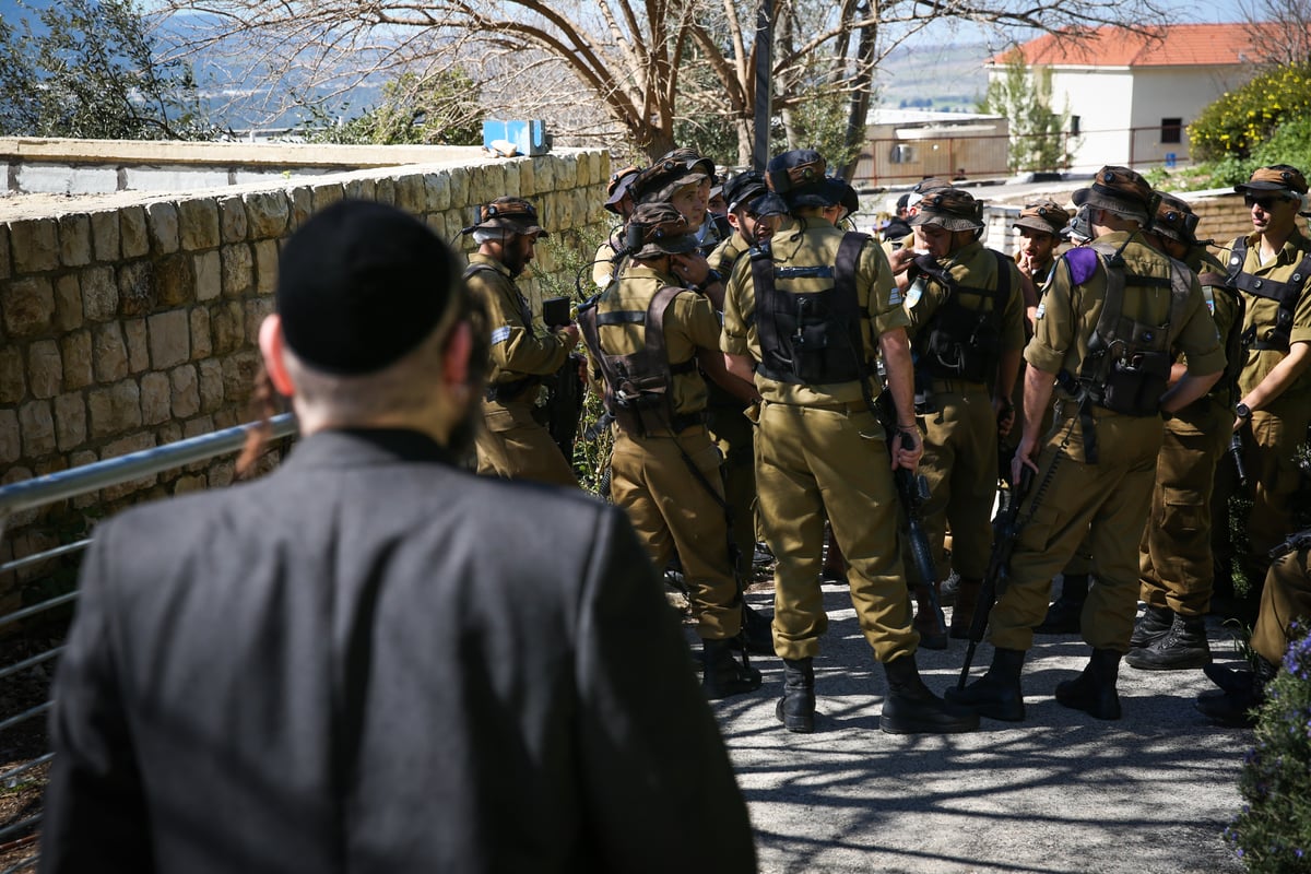 שישי, בעיר העתיקה בצפת: חיילים ונגנים