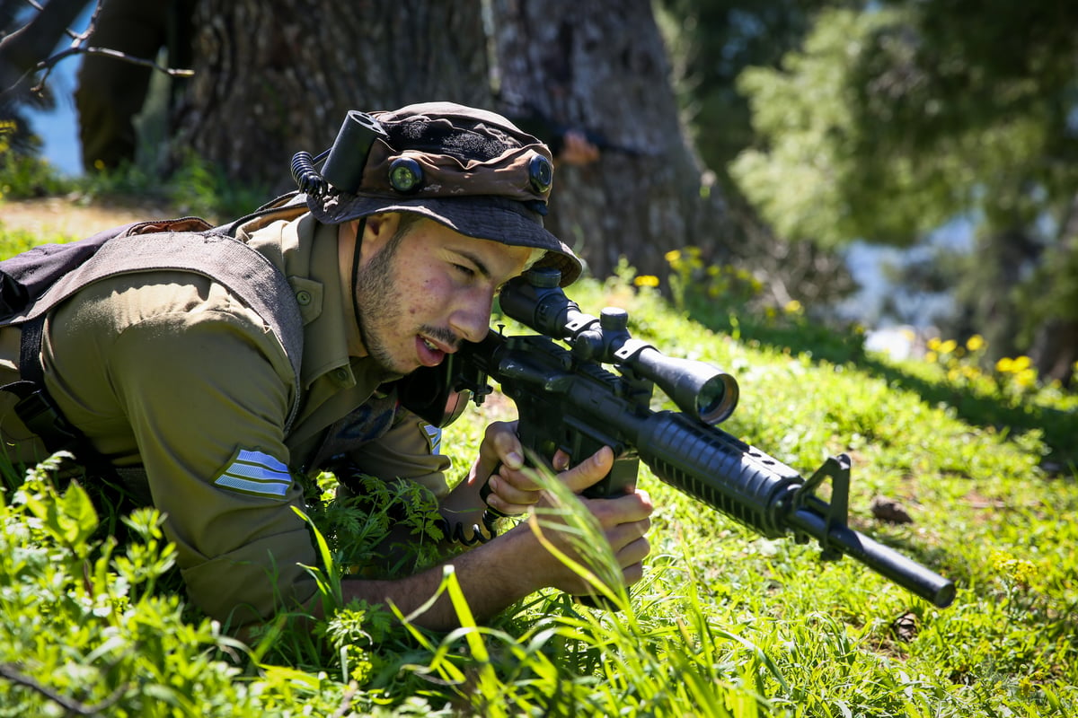 שישי, בעיר העתיקה בצפת: חיילים ונגנים