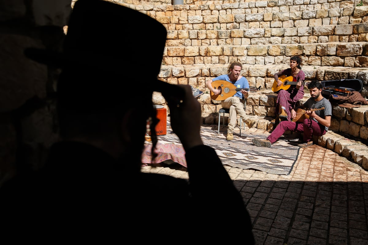 שישי, בעיר העתיקה בצפת: חיילים ונגנים