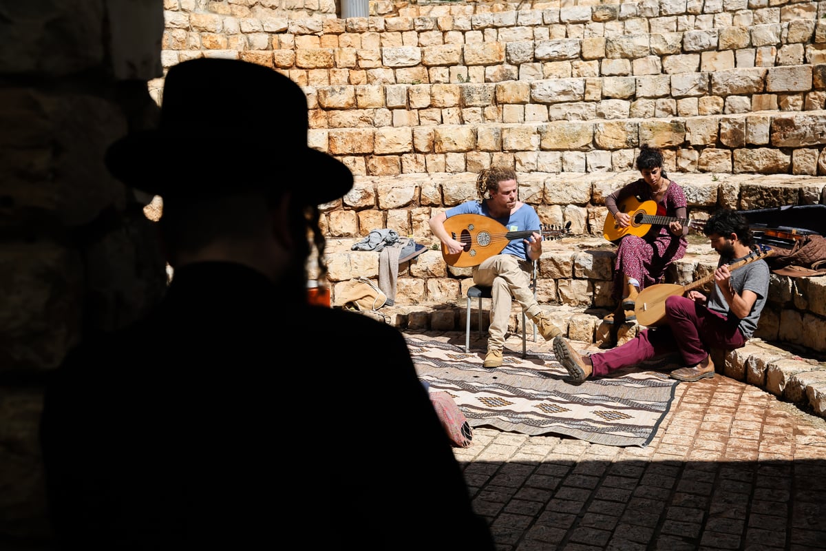 שישי, בעיר העתיקה בצפת: חיילים ונגנים