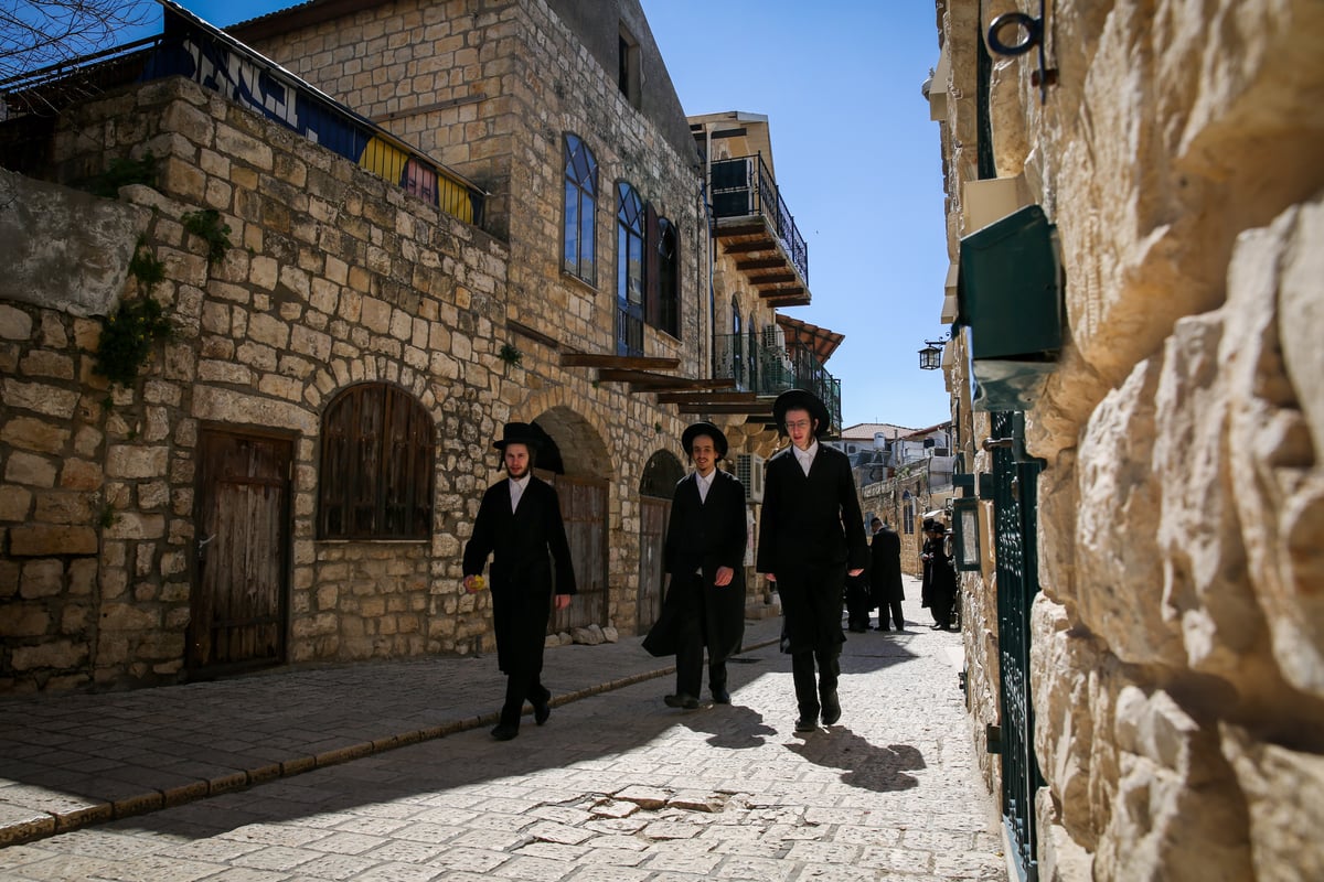 שישי, בעיר העתיקה בצפת: חיילים ונגנים