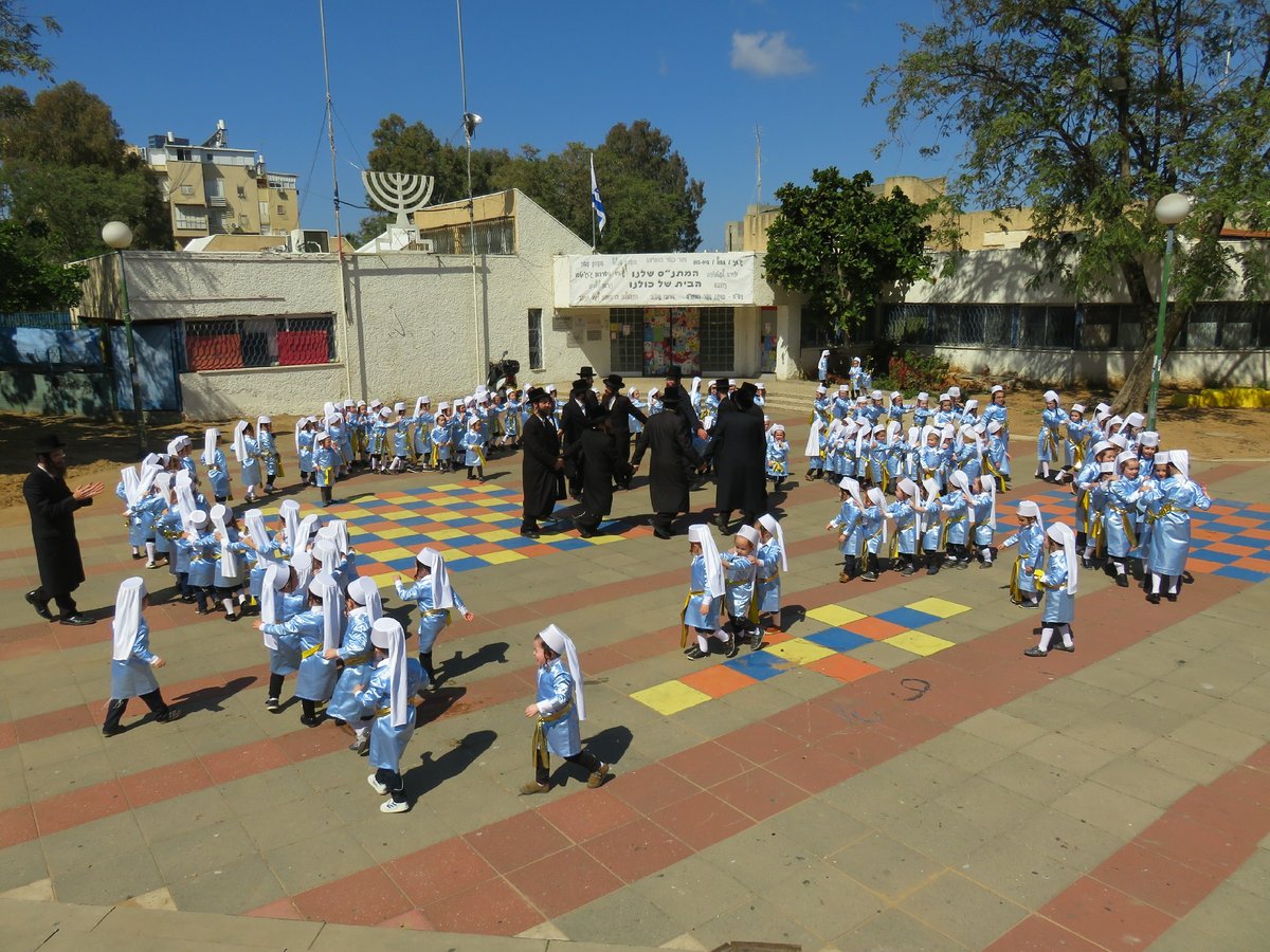 ולוויים לשירם ולזמרם: ילדי החיידר התחפשו