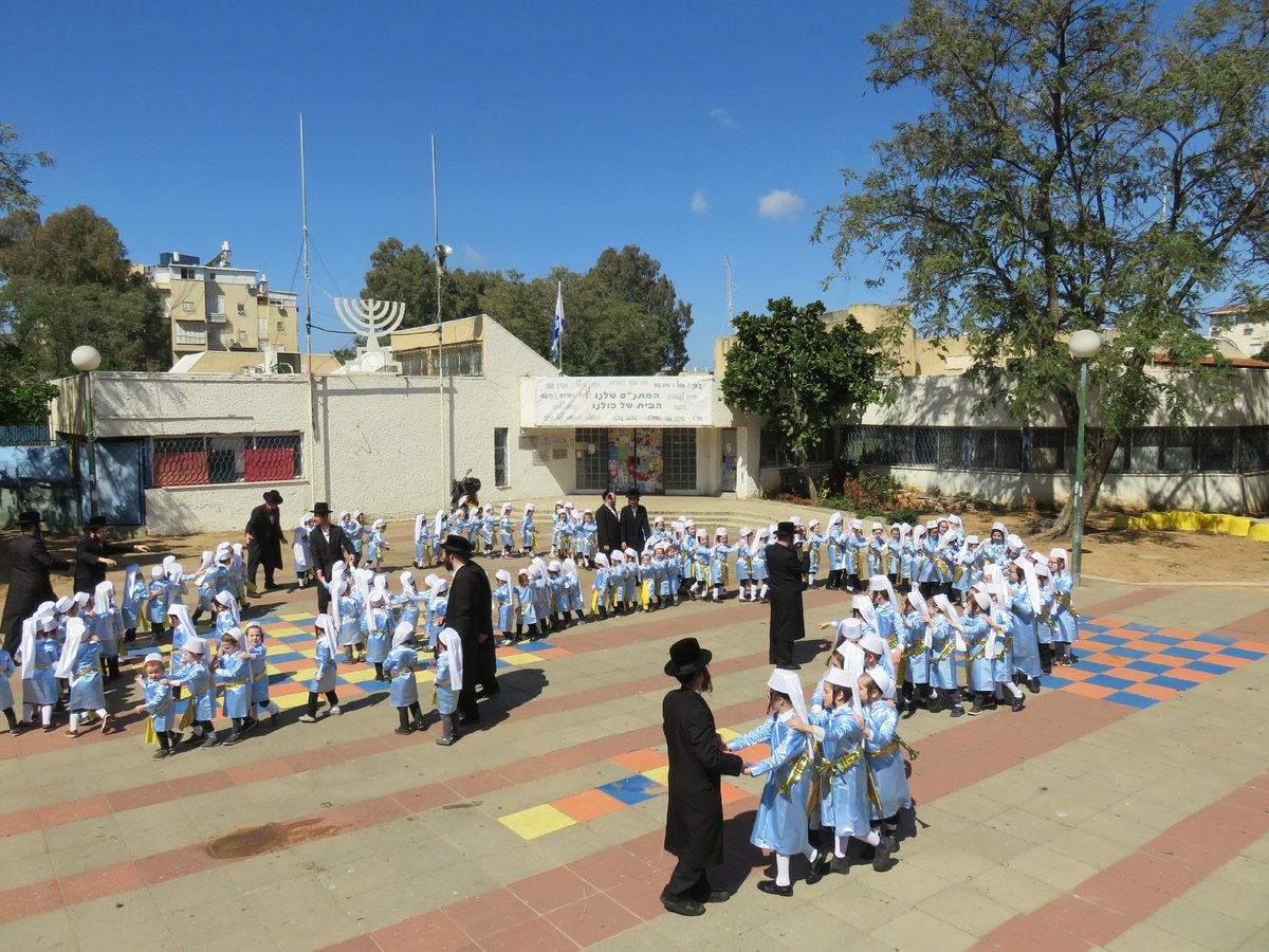 ולוויים לשירם ולזמרם: ילדי החיידר התחפשו