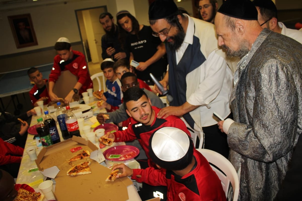 כשהגרי"ד גרוסמן והגר"ד קוק פגשו את שחקני הכדורגל 