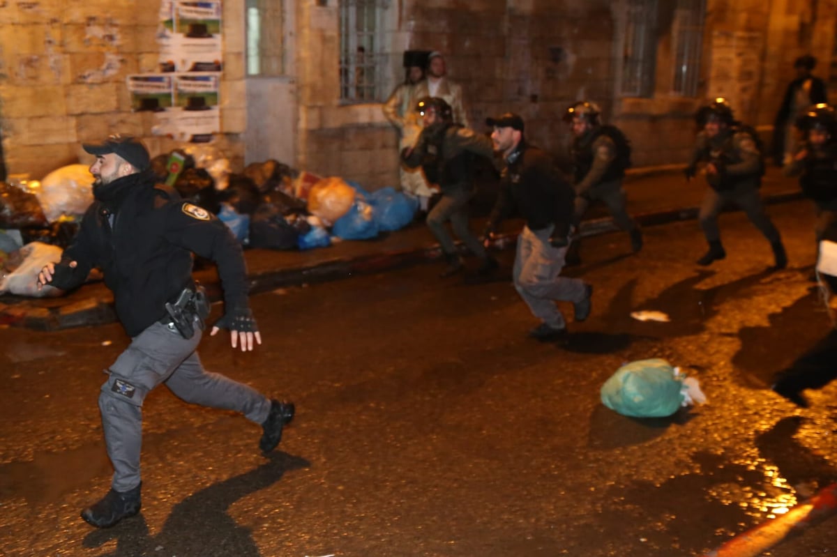 צפו: השוטרים הסירו את בובת החייל החרדי