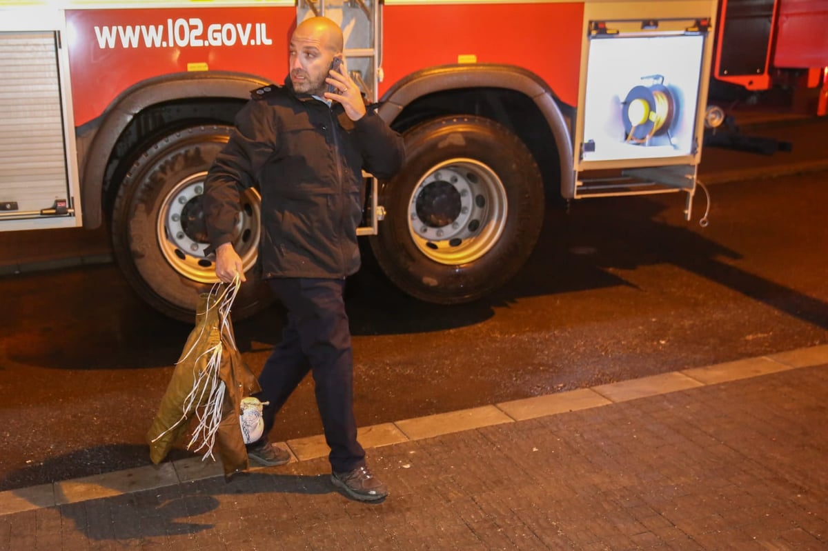 צפו: השוטרים הסירו את בובת החייל החרדי