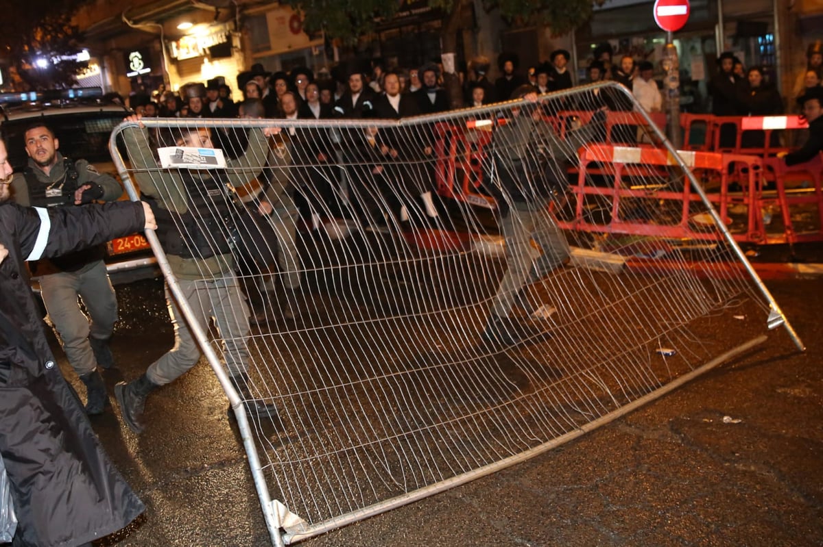 צפו: השוטרים הסירו את בובת החייל החרדי