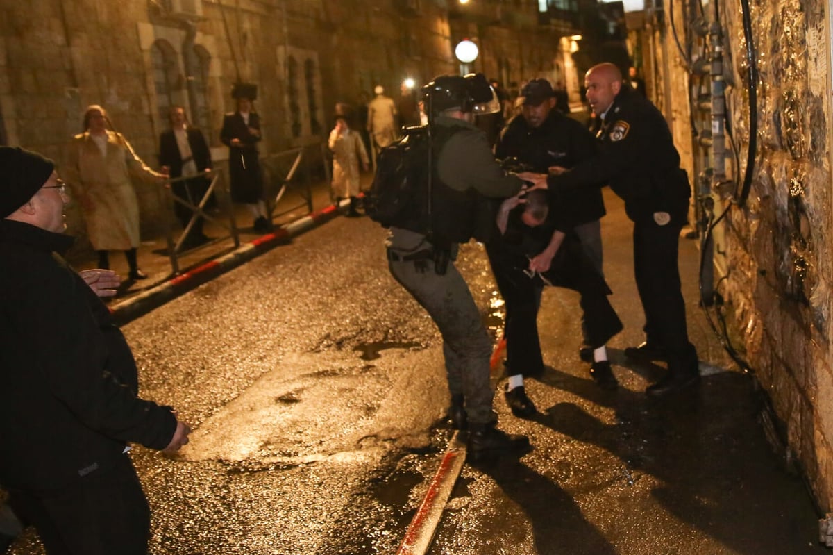 צפו: השוטרים הסירו את בובת החייל החרדי