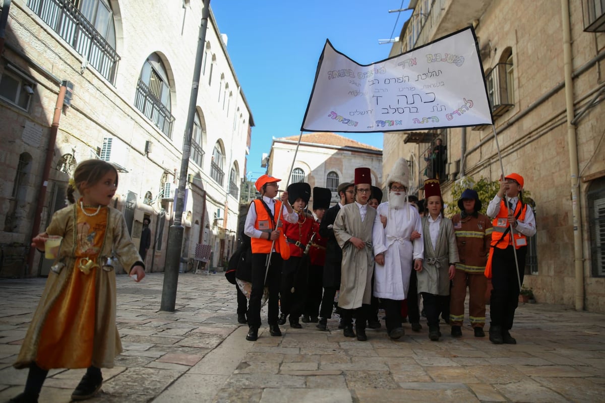 בסמטאות מאה שערים: הילדים חגגו "פורים רב"