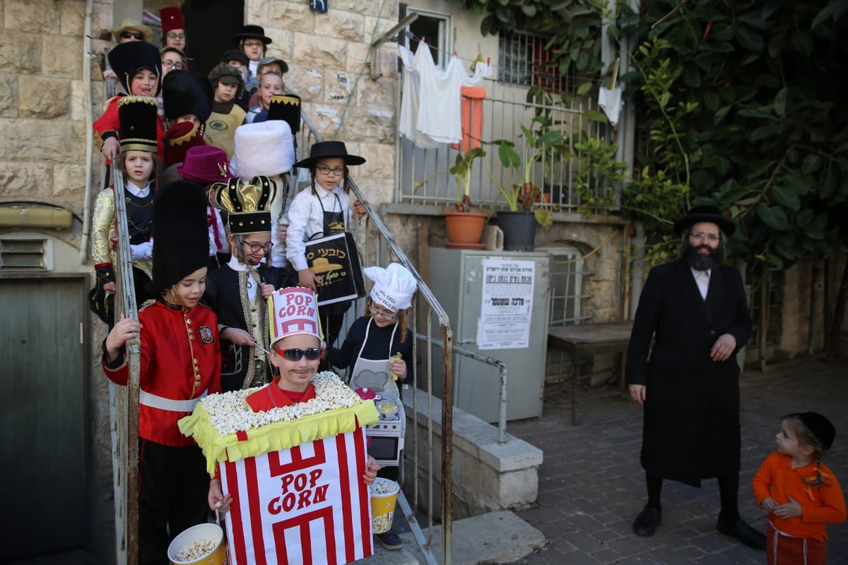 בסמטאות מאה שערים: הילדים חגגו "פורים רב"