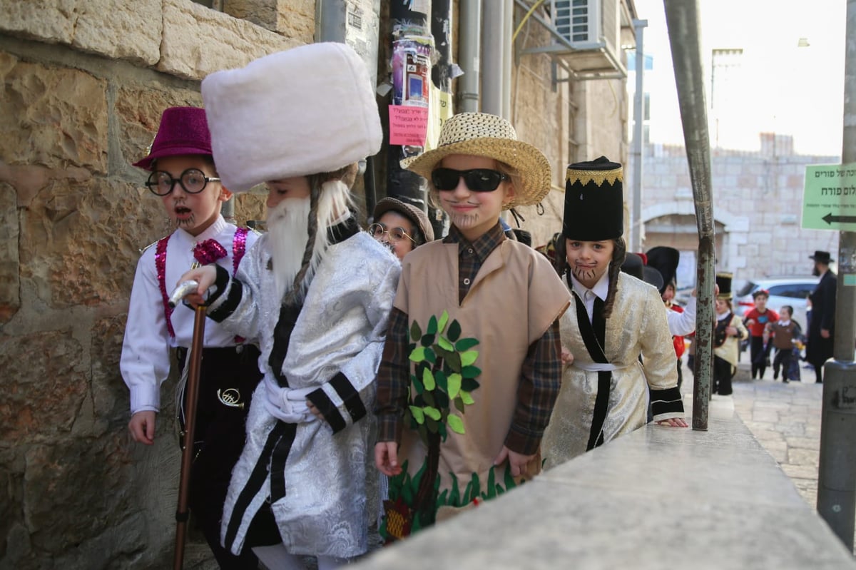 בסמטאות מאה שערים: הילדים חגגו "פורים רב"