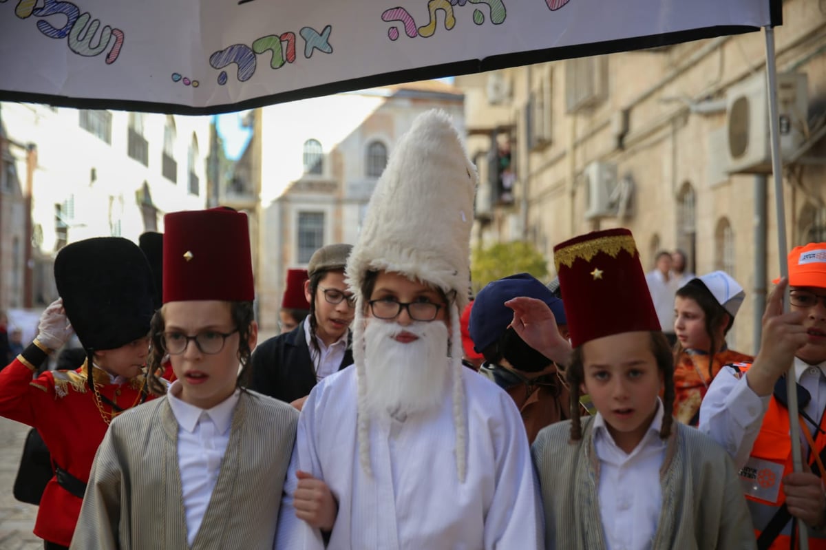 בסמטאות מאה שערים: הילדים חגגו "פורים רב"