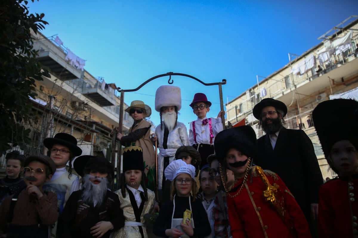 בסמטאות מאה שערים: הילדים חגגו "פורים רב"