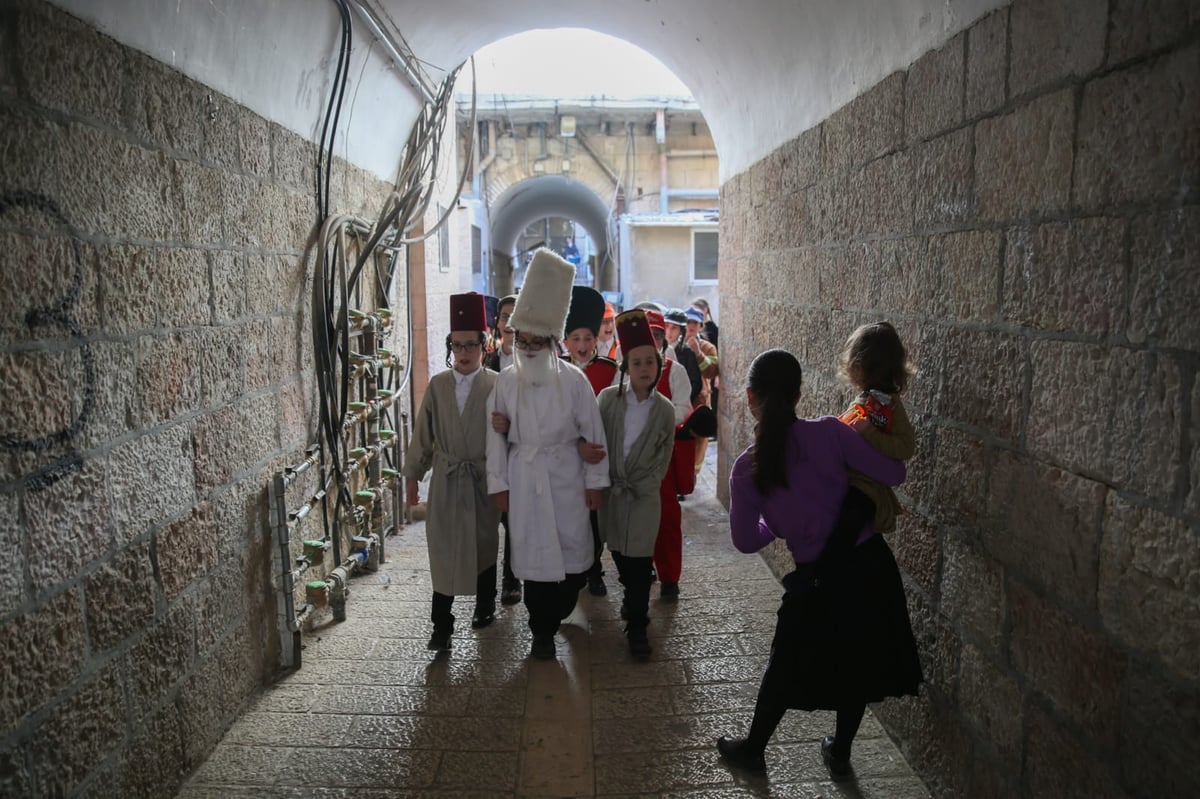 בסמטאות מאה שערים: הילדים חגגו "פורים רב"