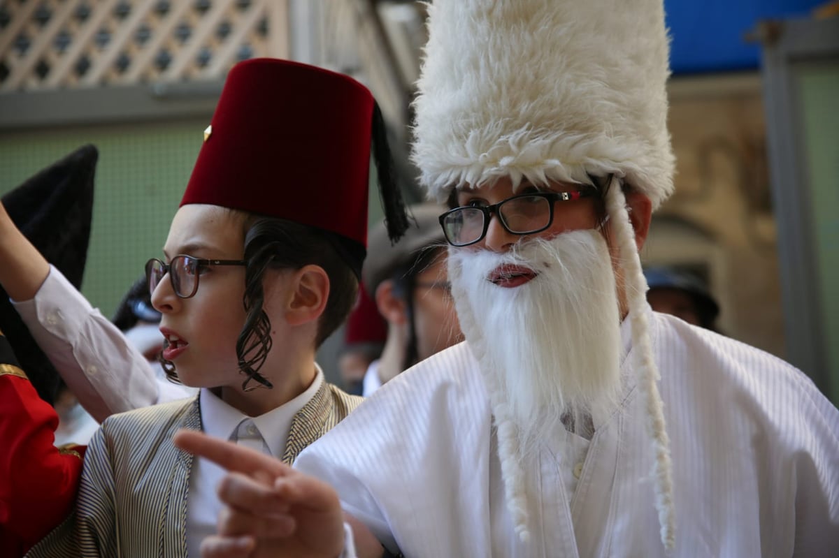 בסמטאות מאה שערים: הילדים חגגו "פורים רב"