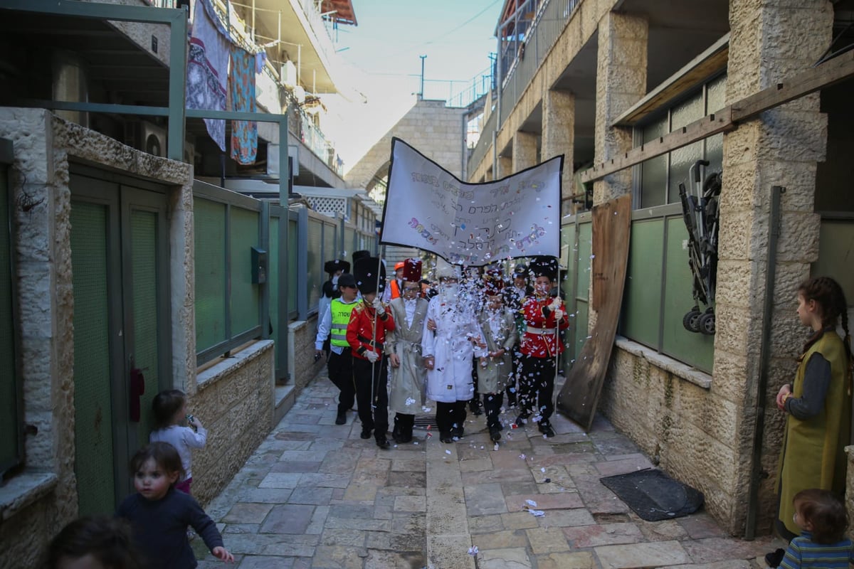 בסמטאות מאה שערים: הילדים חגגו "פורים רב"